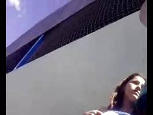 一个美丽的女孩被困在她的嘴里并吮吸它。  ...