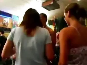 朱莉，21岁，意大利餐厅的女服务员。 视 ...